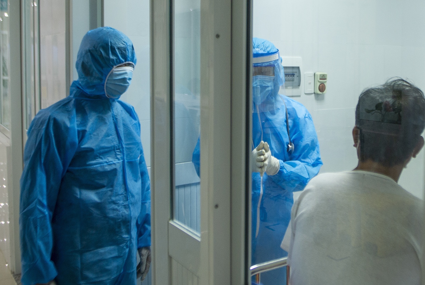 Nam tiep vien mac Covid-19 on dinh suc khoe hinh anh