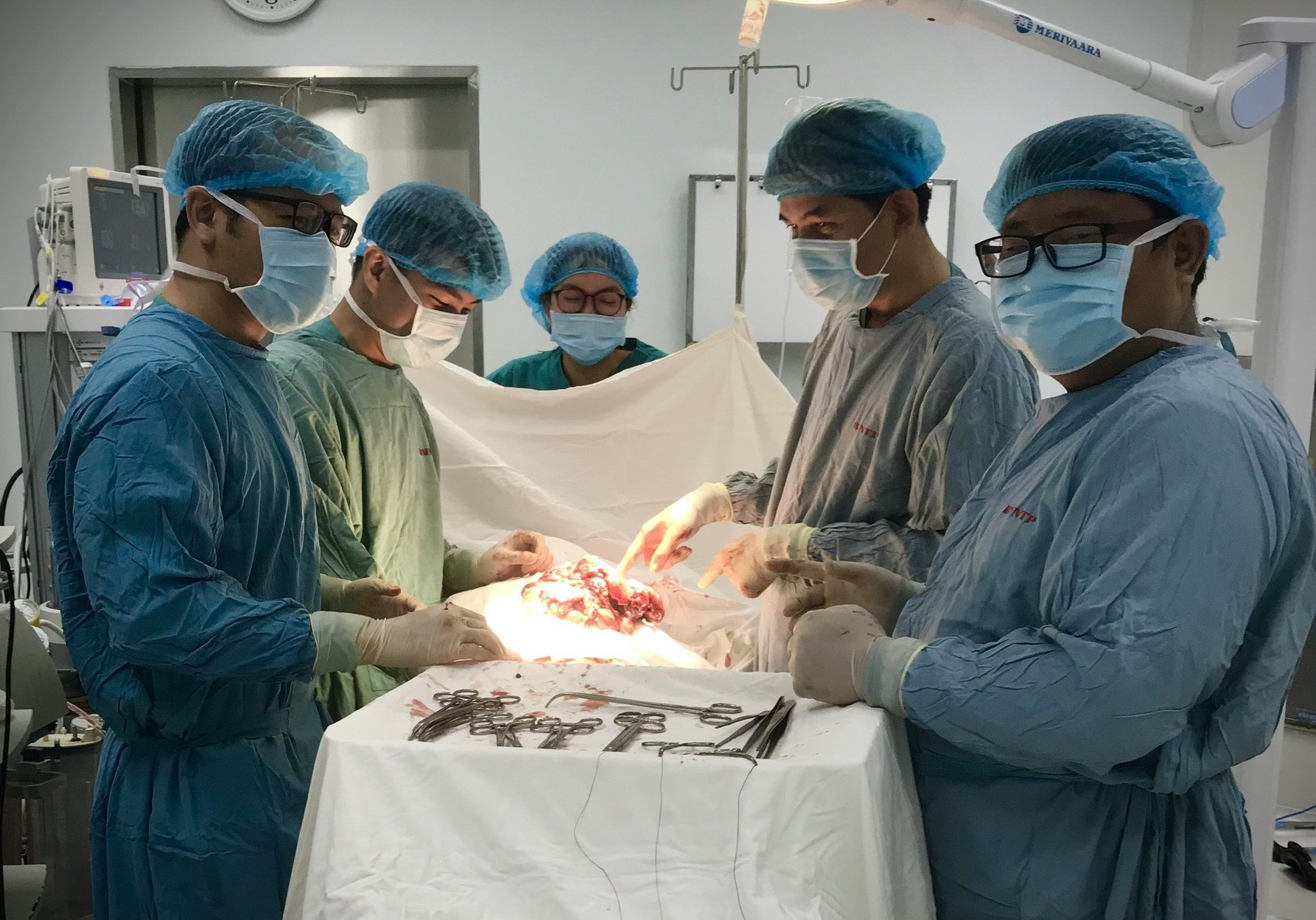 khối u khổng lồ nhưng nghĩ béo bụng ảnh 1 khoi u khong lo nhung nghi beo bung anh 1