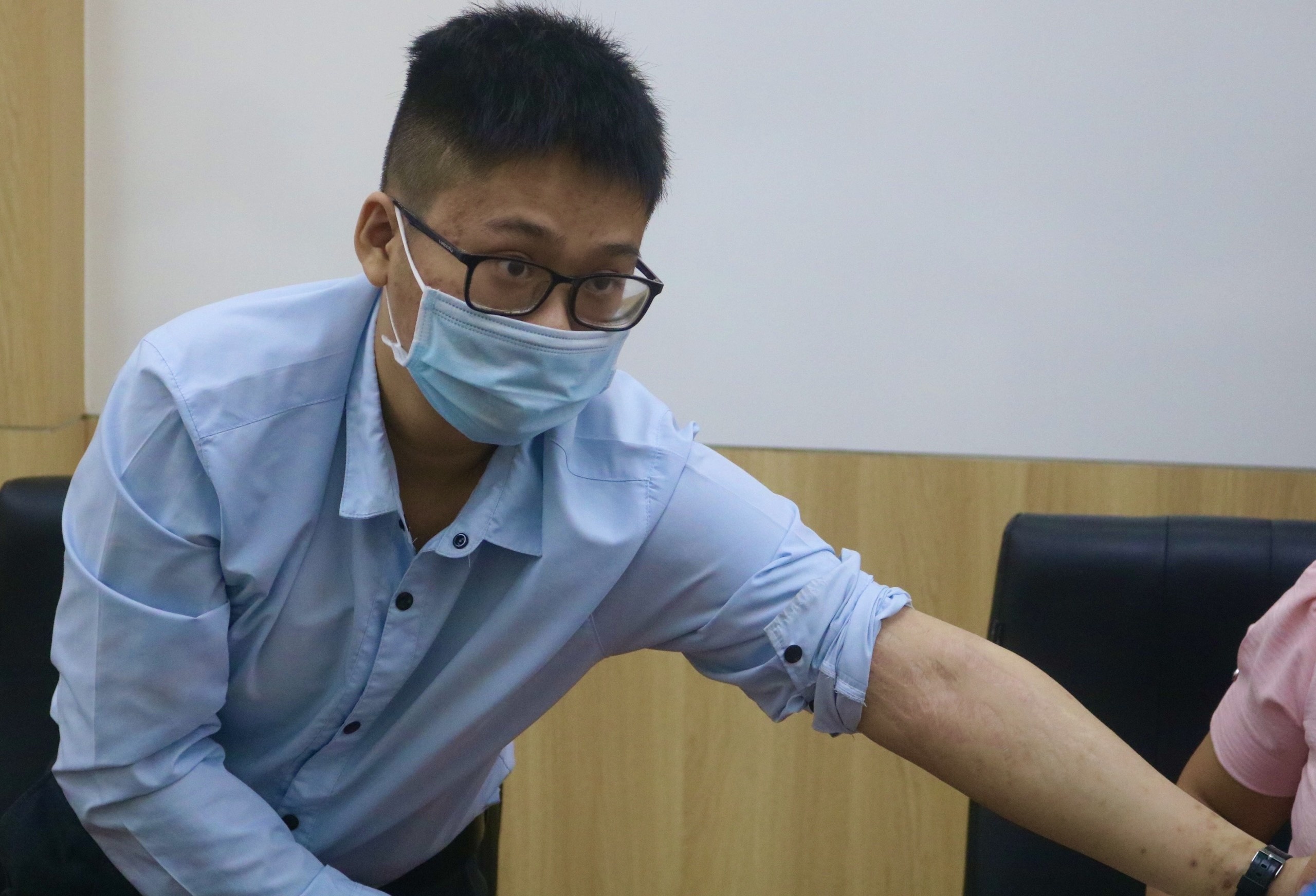 Bac si gop tien chua vay nen cho con trai chien si nha gian DK1 hinh anh