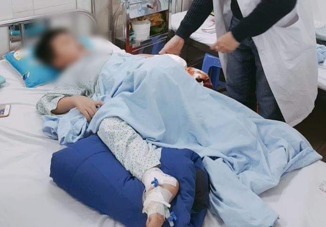 Cho tay vao may giat, be trai bi dut lia ngon tro hinh anh