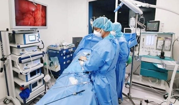 Be trai nuot 18 vien nam cham tu may massage mat cua me hinh anh