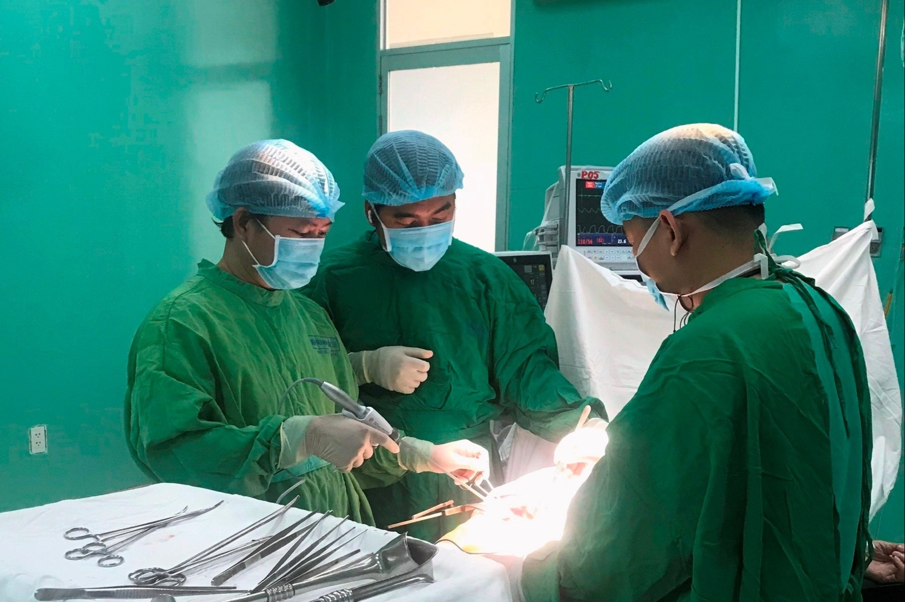 Co gai 24 tuoi co khoi u quai lon chen ep tim hinh anh