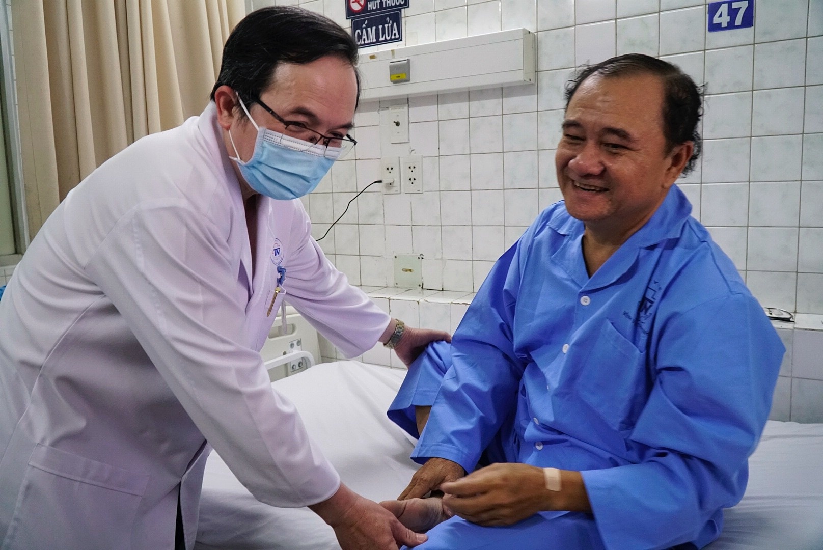 Phau thuat van 2 la qua noi soi long nguc anh 1