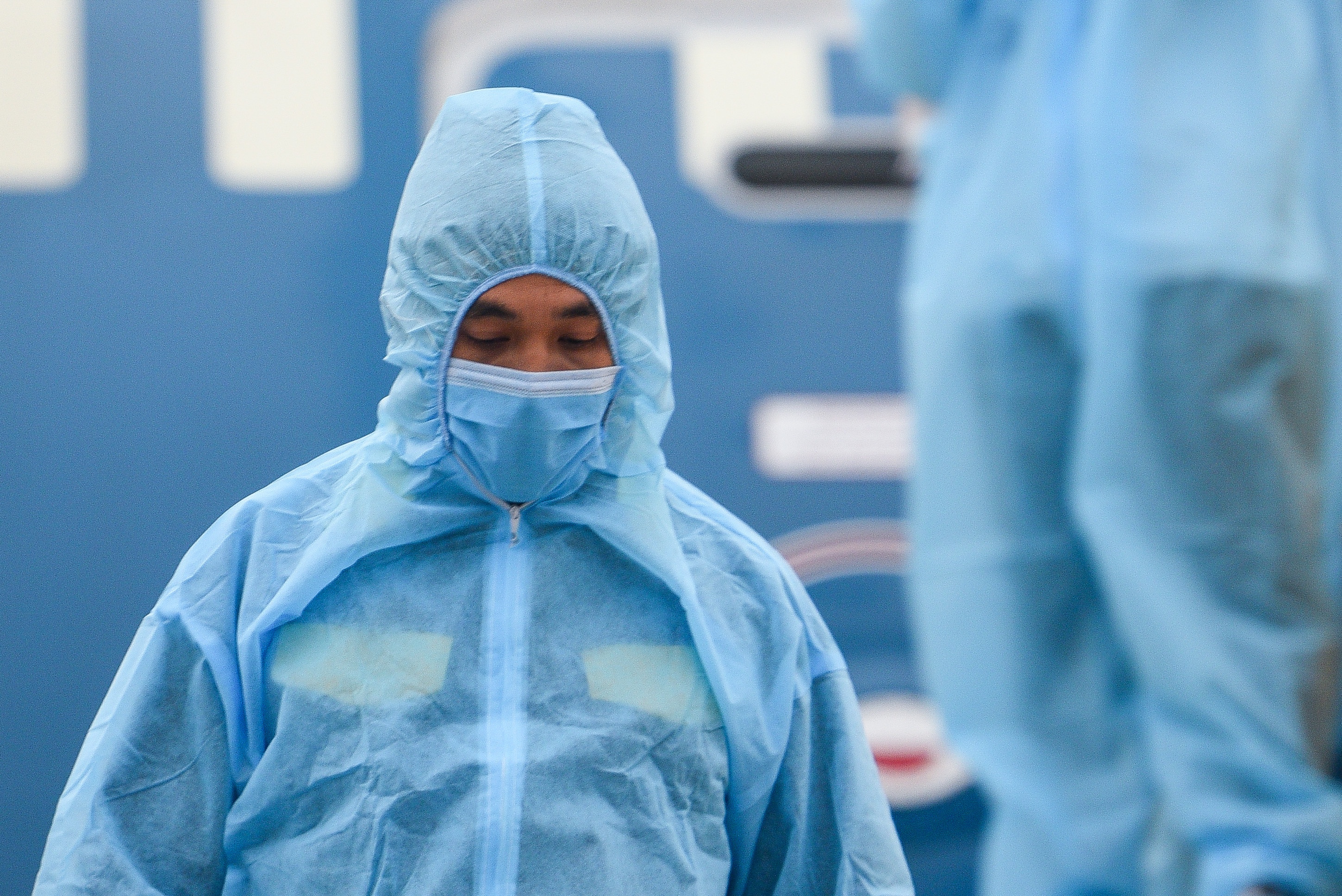 nhap canh trai phep gay bung phat dich anh 2