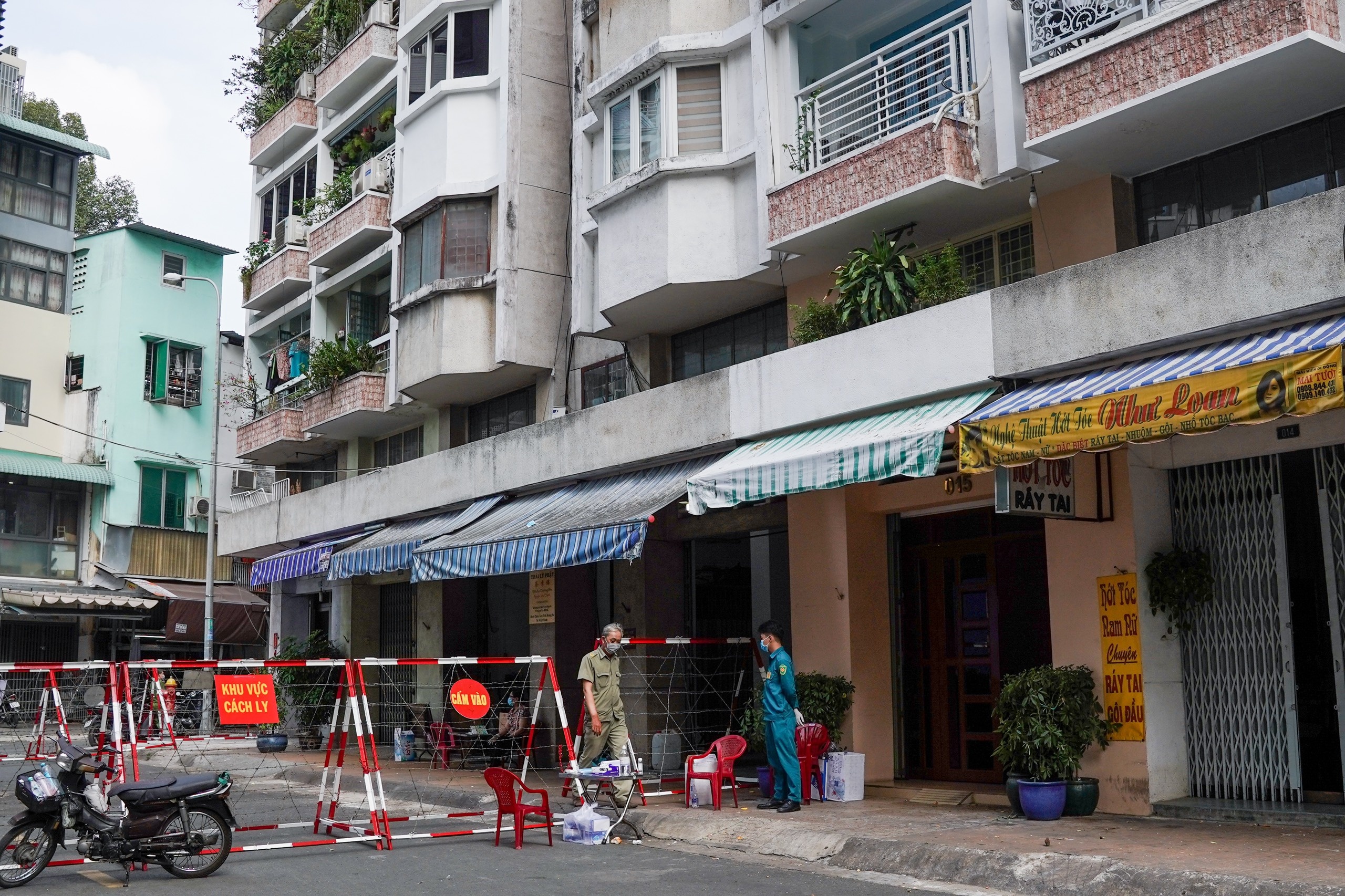 nguoi nhap canh trai phep mac Covid-19 anh 2