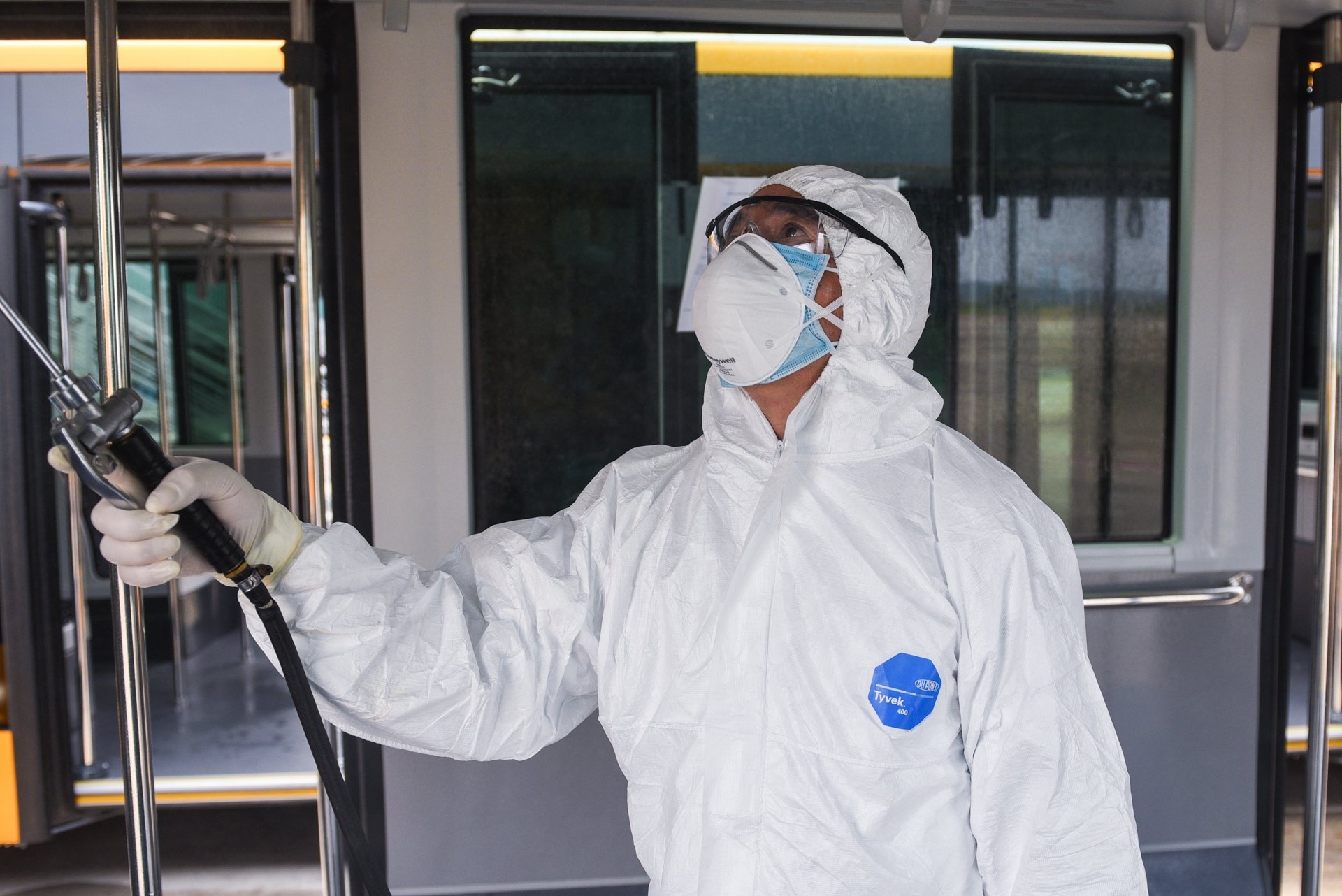 Viec can lam de kiem soat dich Covid-19 hinh anh