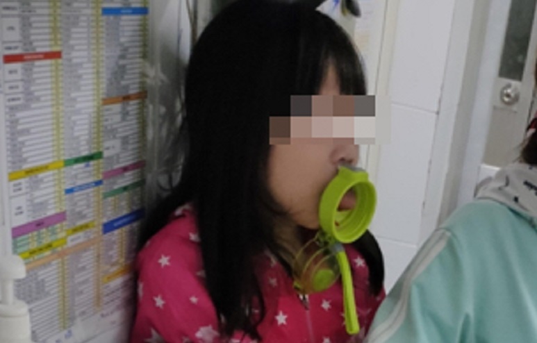 Be gai bi ket luoi trong binh nuoc uong hinh anh