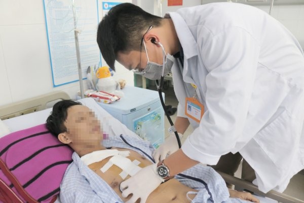 dập nát vai do tự tông vào đuôi xe tải ảnh 1 dap nat vai do tu tong vao duoi xe tai anh 1