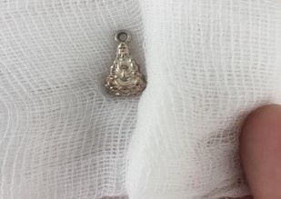 Gap mat day chuyen nam trong am dao cua be gai hinh anh