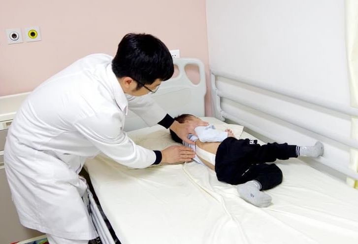 Be trai 3 tuoi bi veo cot song hinh anh