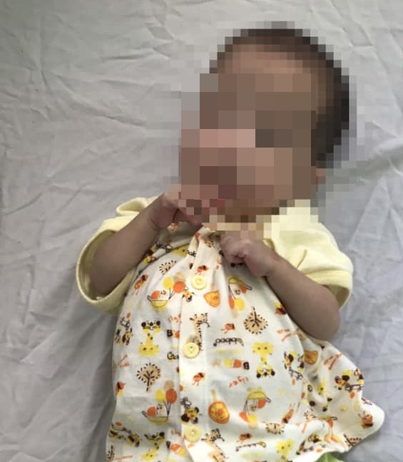 be trai 7 thang tuoi nho nhu tre so sinh anh 1