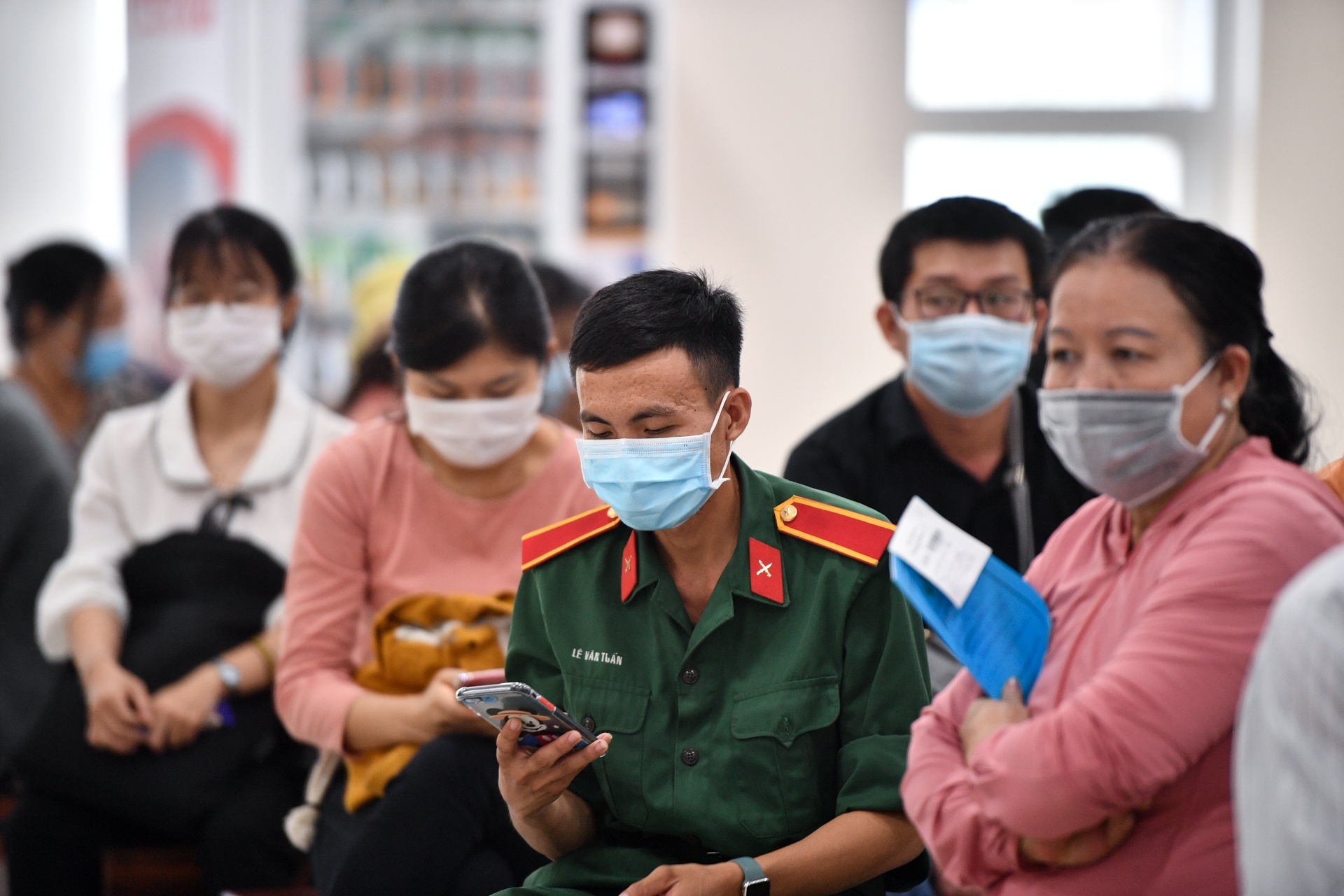 nhân viên Tân Sơn Nhất đến bệnh viện 175 ảnh 1 nhan vien Tan Son Nhat den benh vien 175 anh 1