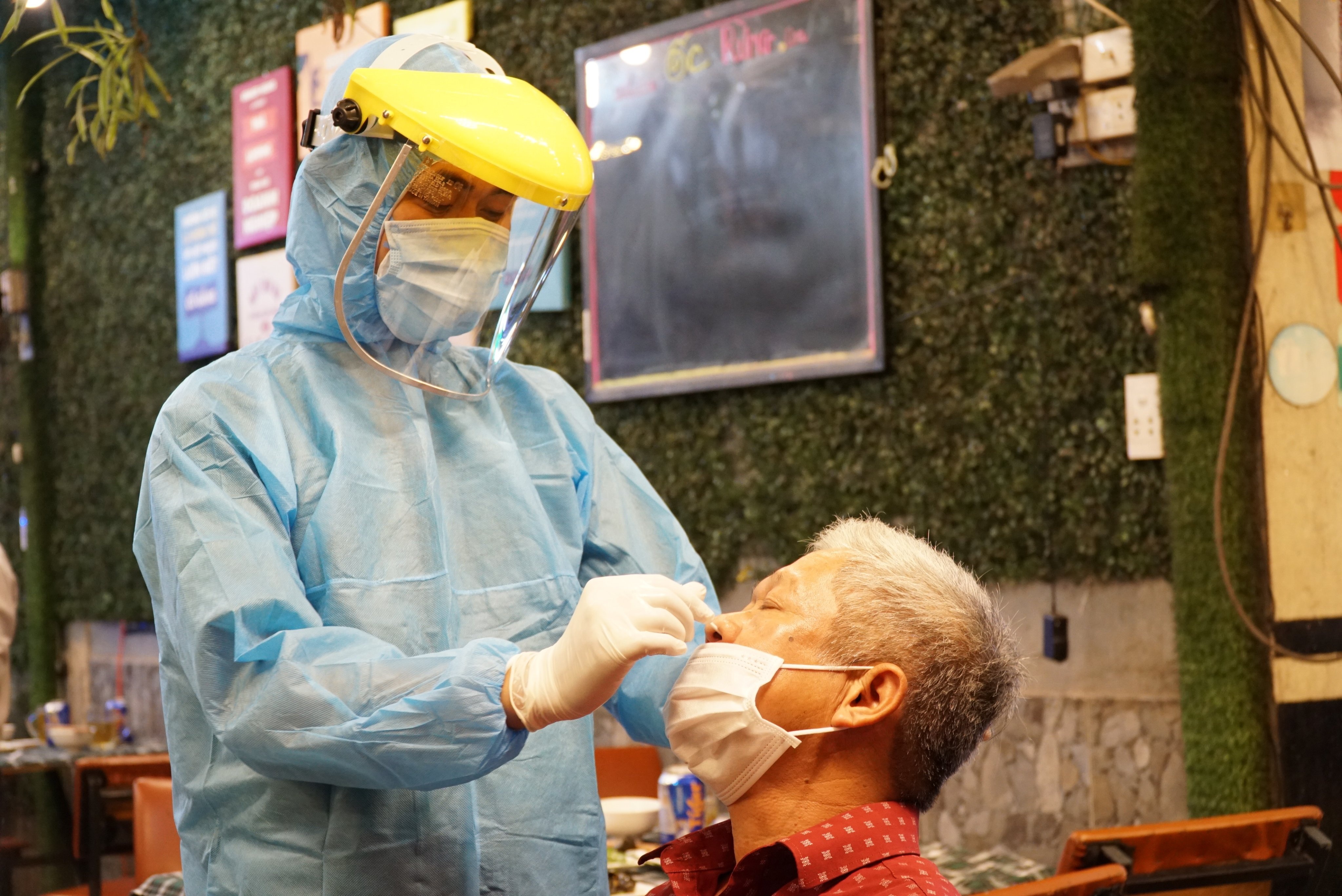 TP.HCM lay mau xet nghiem Covid-19 ngau nhien o quan nhau hinh anh