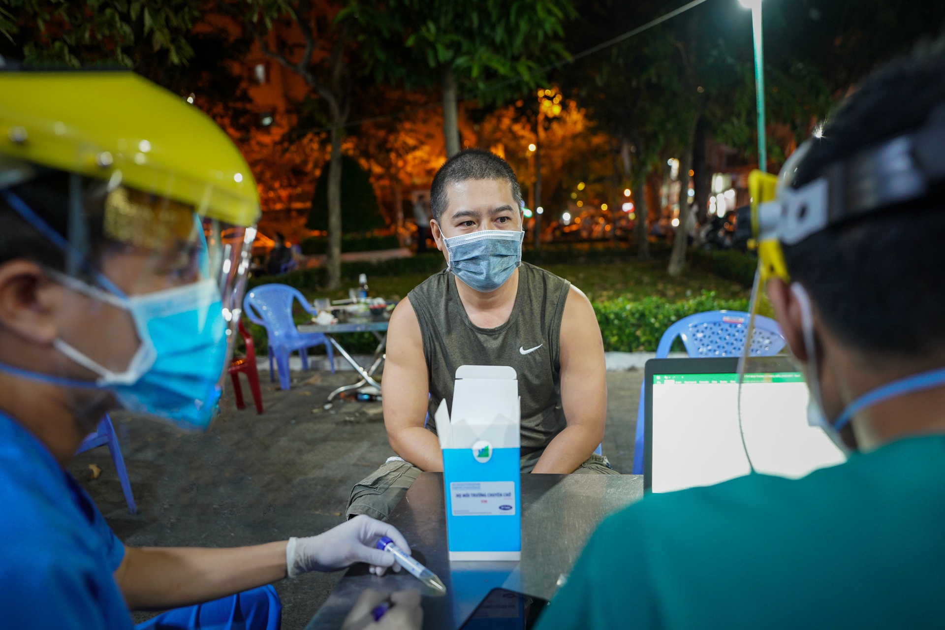 lay mau xet nghiem Covid-19 tai quan nhau anh 3