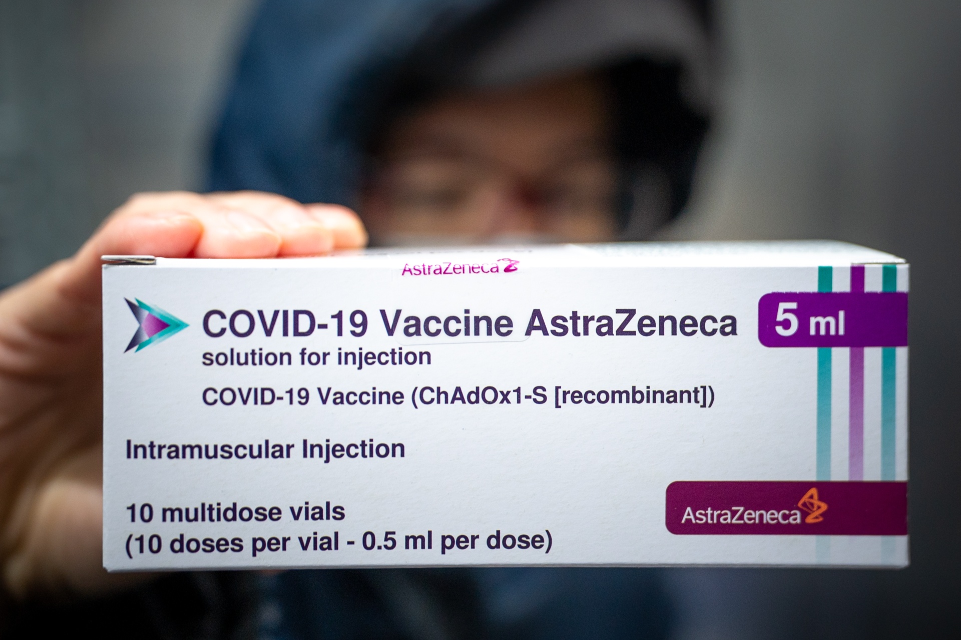 Can canh cac lieu vaccine Covid-19 trong kho lanh tai TP.HCM hinh anh