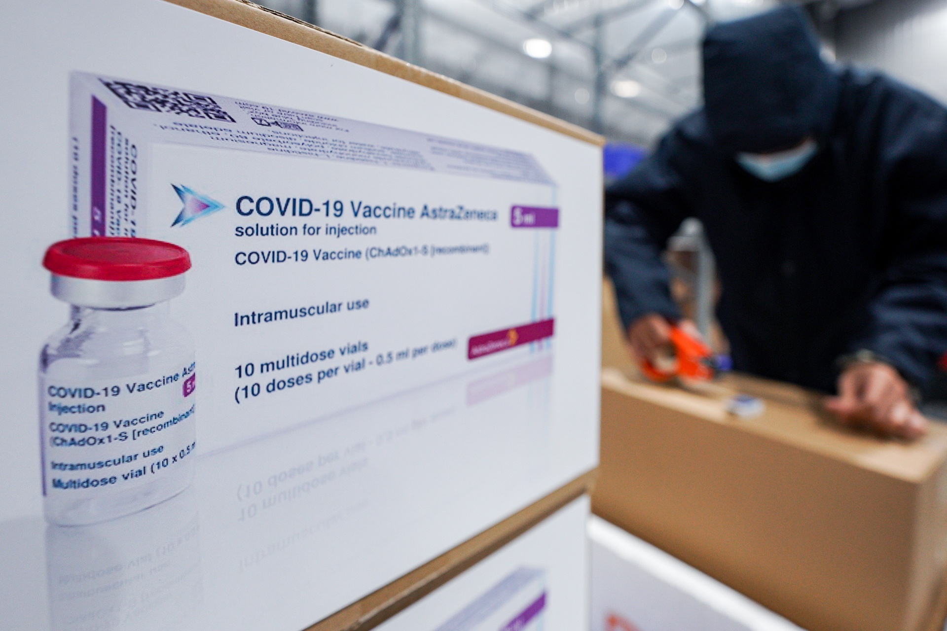 Canh chuyen vaccine Covid-19 tu TP.HCM den Ha Noi va Hai Duong hinh anh