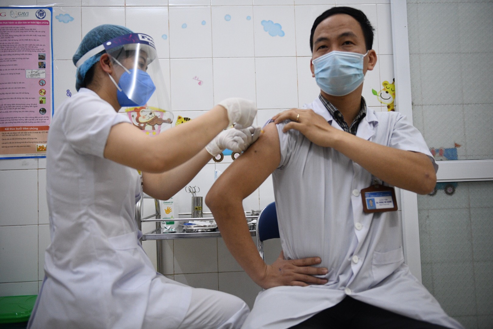 377 nhan vien y te khoe manh sau khi tiem vaccine Covid-19 hinh anh