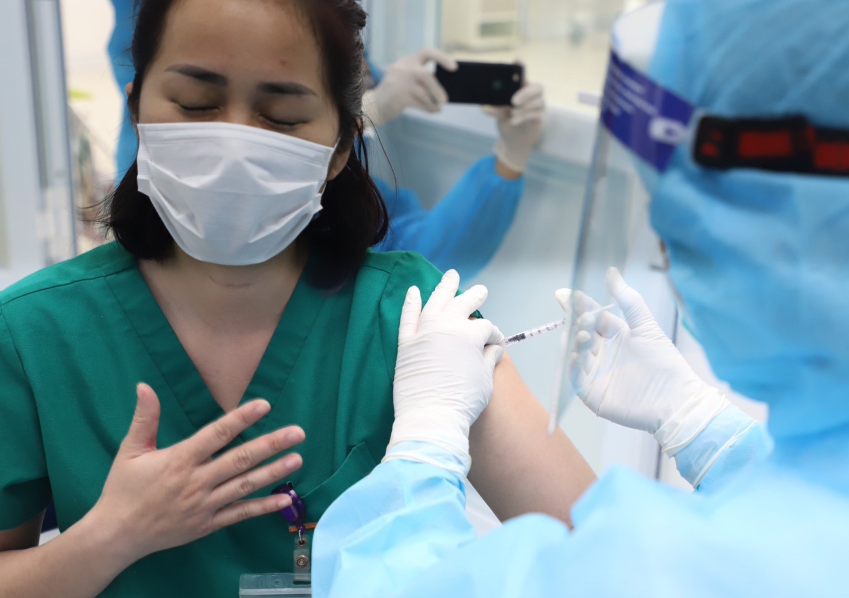 Nhung mui tiem vaccine Covid-19 dau tien tai Viet Nam hinh anh