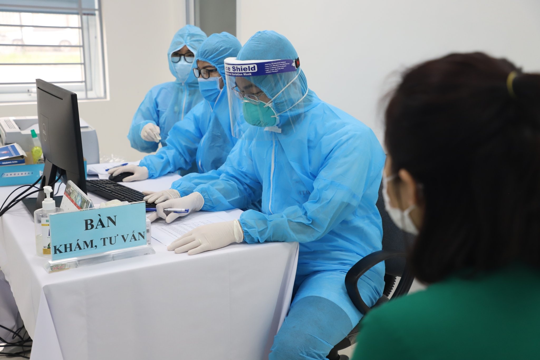 biến chứng sau khi tiêm vaccine Covid-19 ảnh 1 bien chung sau khi tiem vaccine Covid-19 anh 1