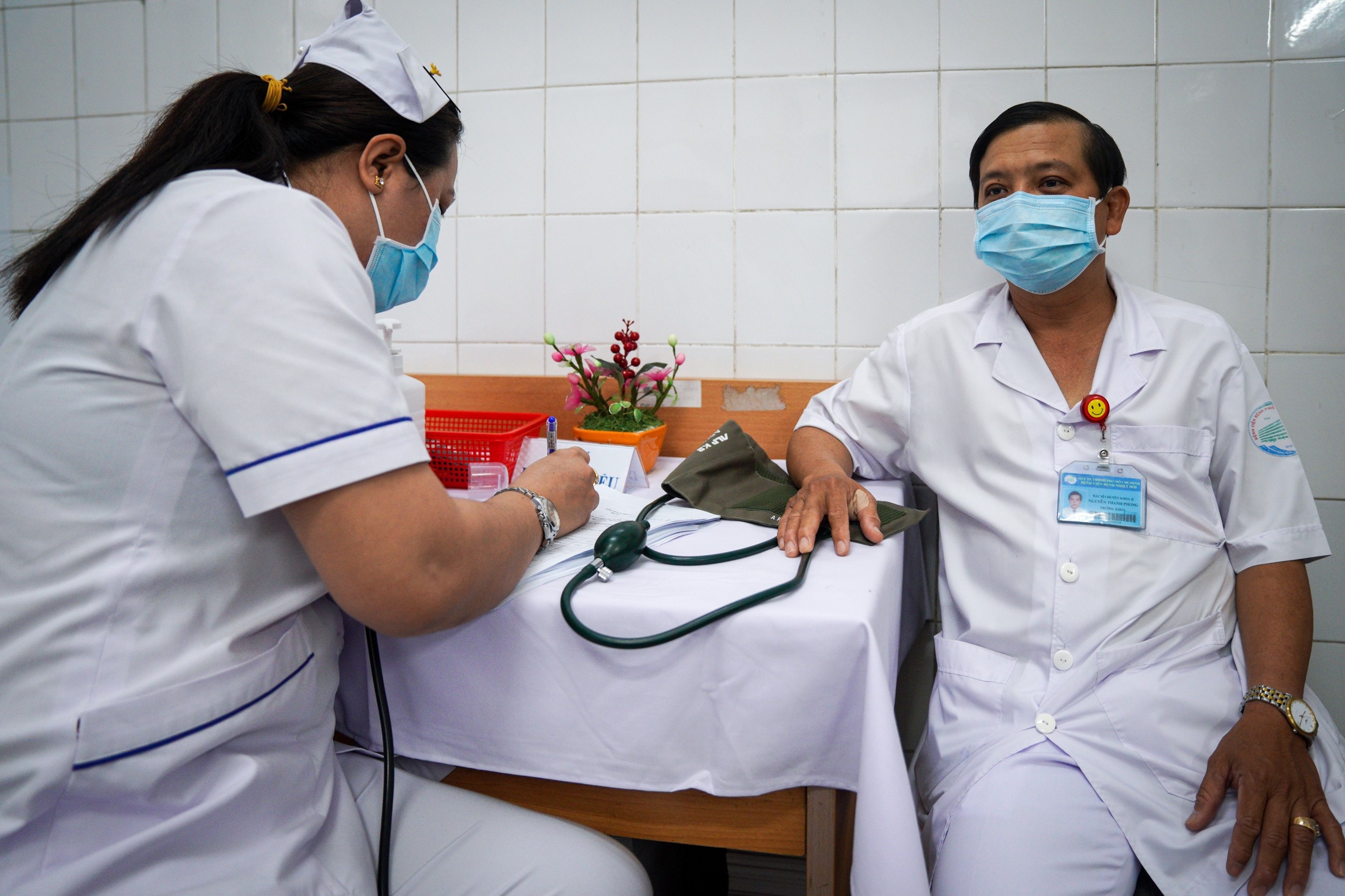 nhân viên y tế ở TP.HCM phản vệ độ II sau khi tiêm vaccine ảnh 1 nhan vien y te o TP.HCM phan ve do II sau khi tiem vaccine anh 1