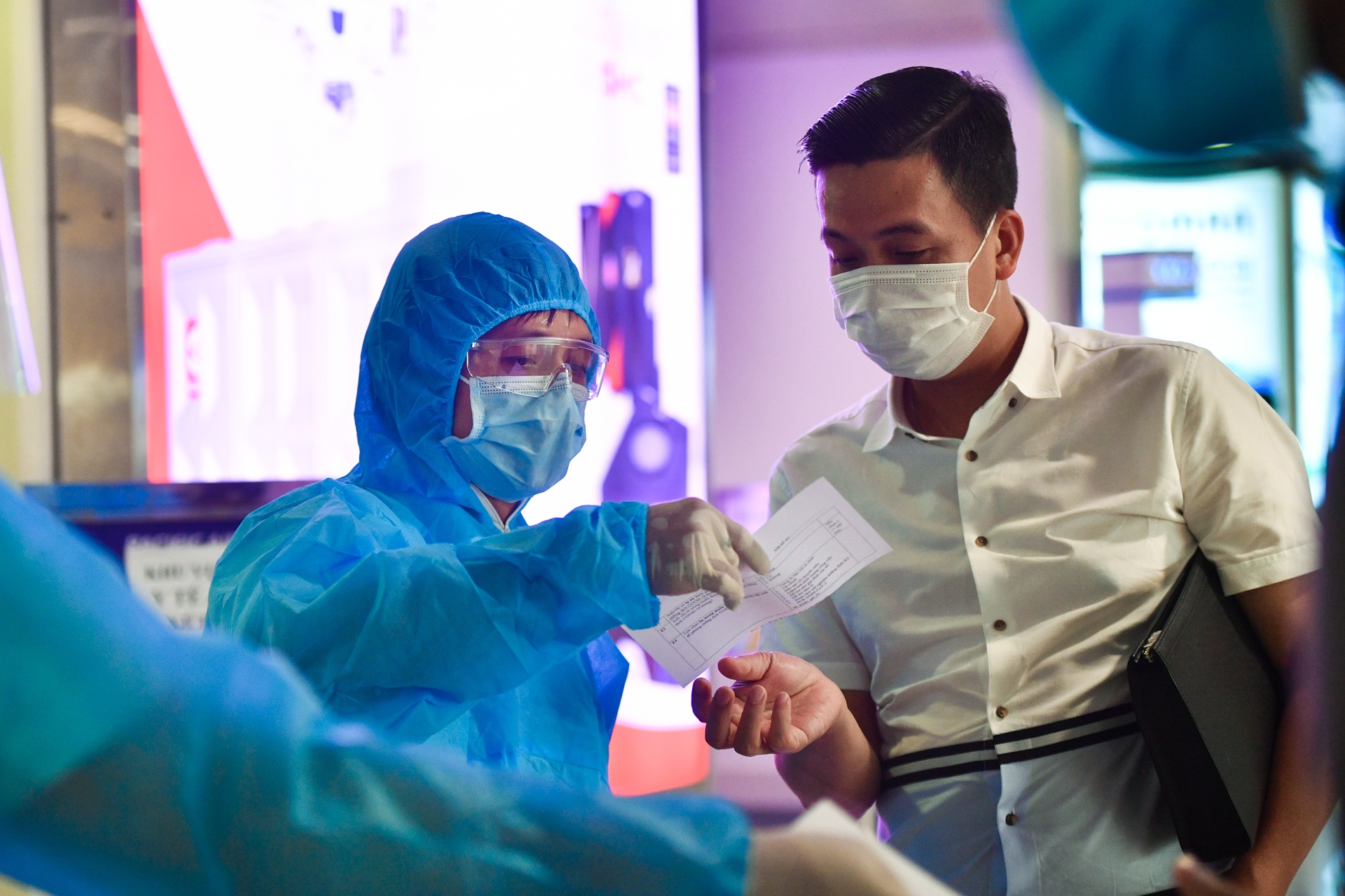 'Nguoi co ho chieu vaccine van can cach ly 14 ngay khi ve Viet Nam' hinh anh