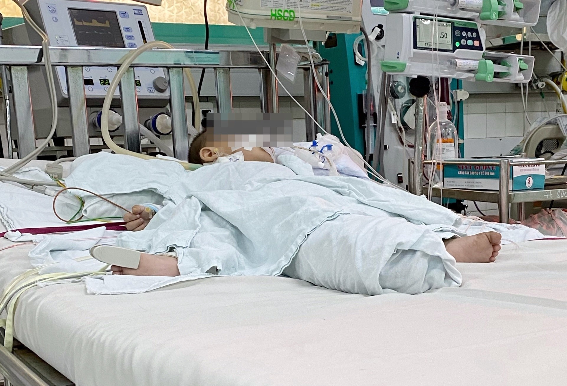 Bé trai uống dầu thắp đèn ảnh 1 Be trai uong dau thap den anh 1