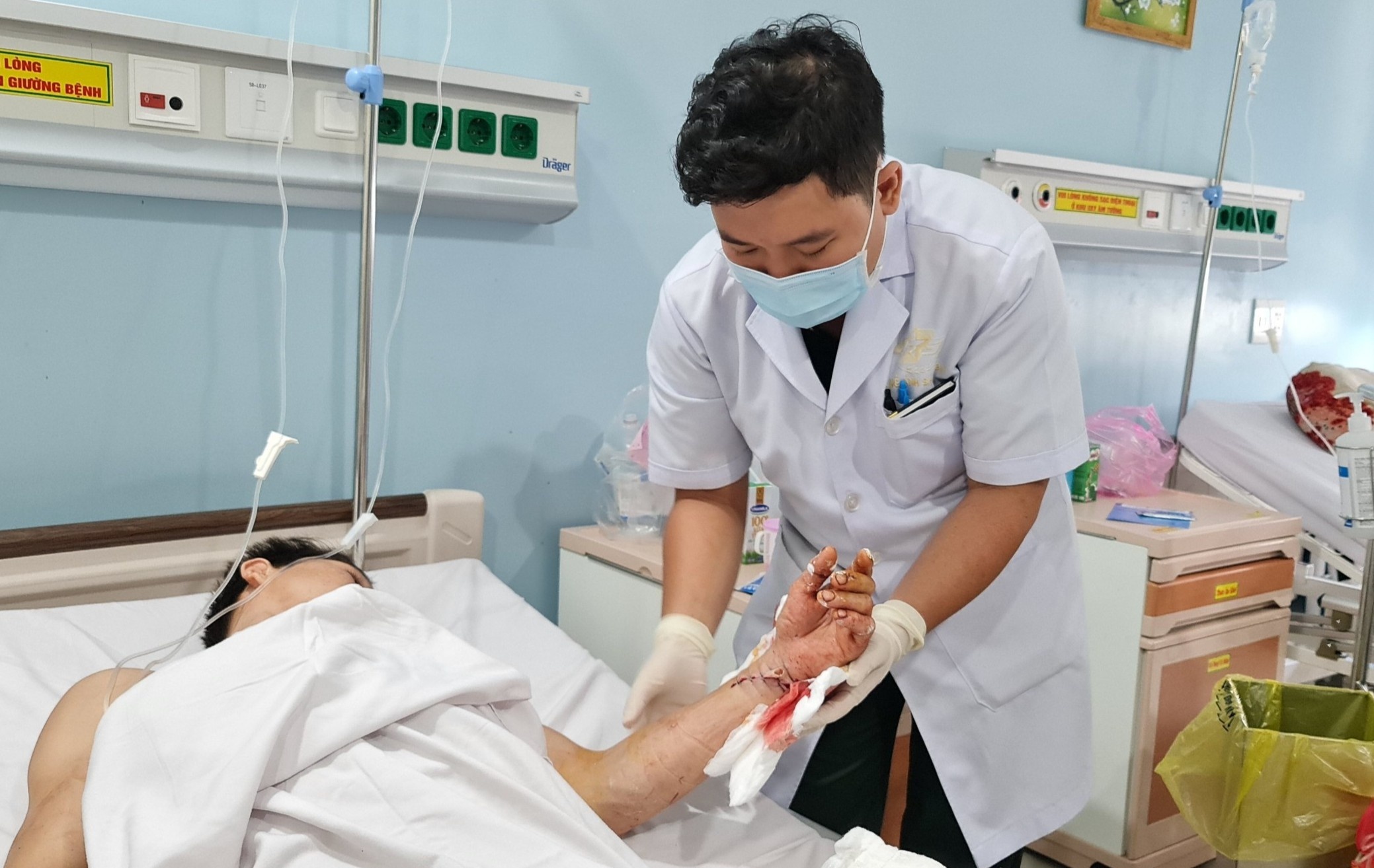 Nam thanh nien nhap vien voi ban tay dut lia hinh anh