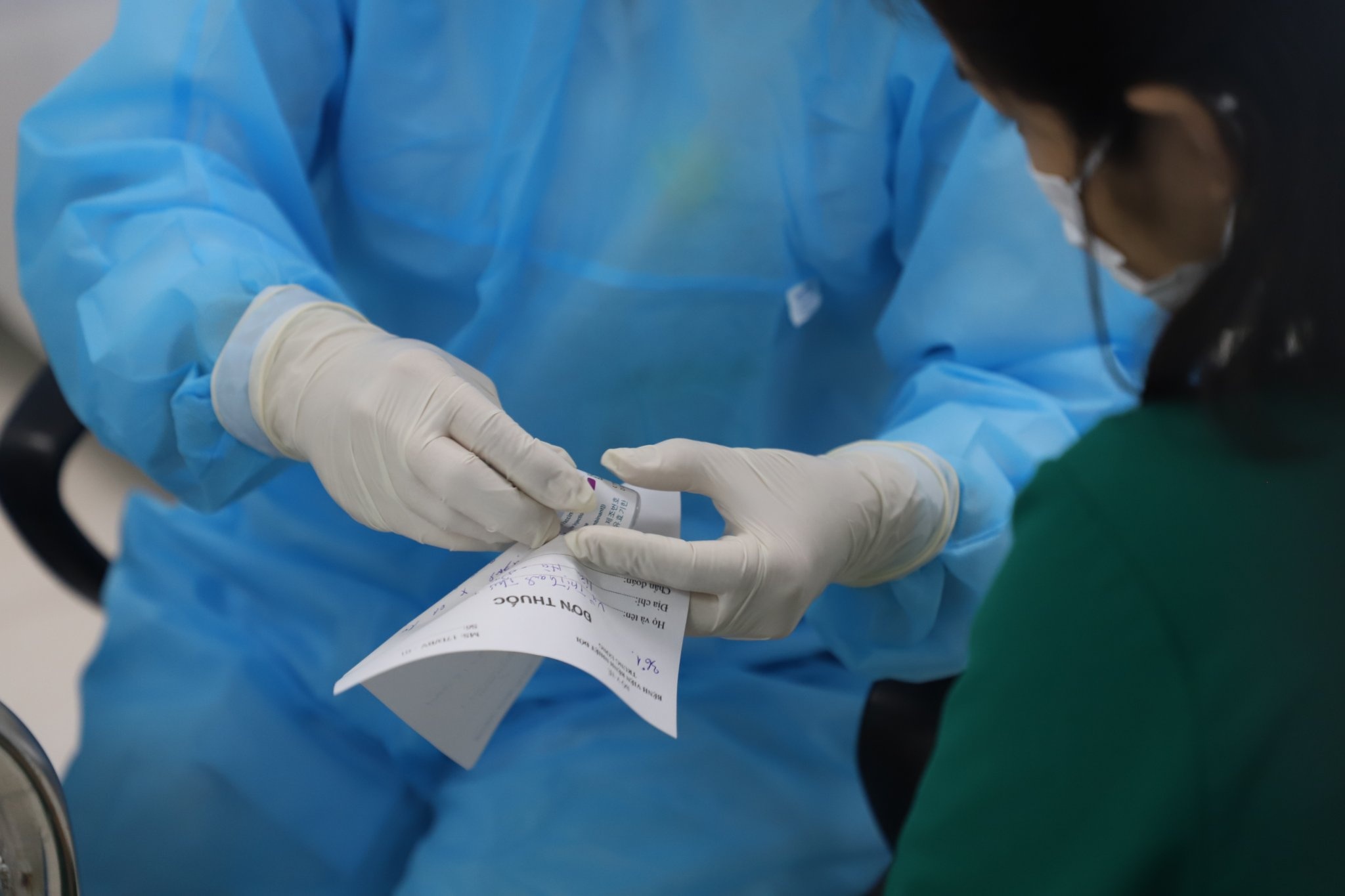 Ai chua nen tiem vaccine Covid-19 cua AstraZeneca? hinh anh