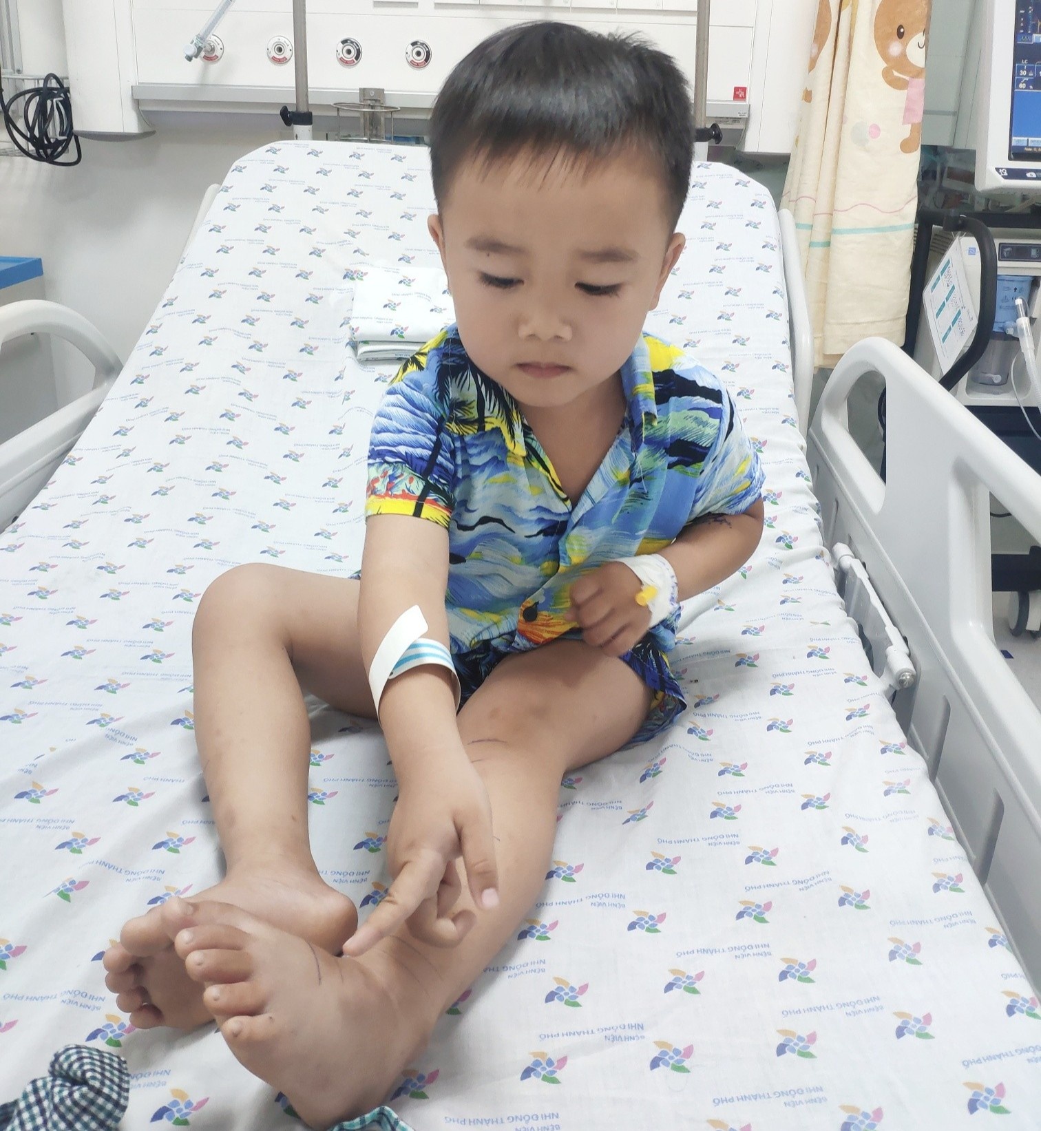 bé trai bị rắn lục cắn khi thả diều ảnh 1 be trai bi ran luc can khi tha dieu anh 1