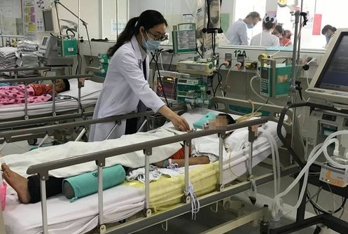 bé trai bị ngã khi đá bóng  ảnh 1 be trai bi nga khi da bong anh 1