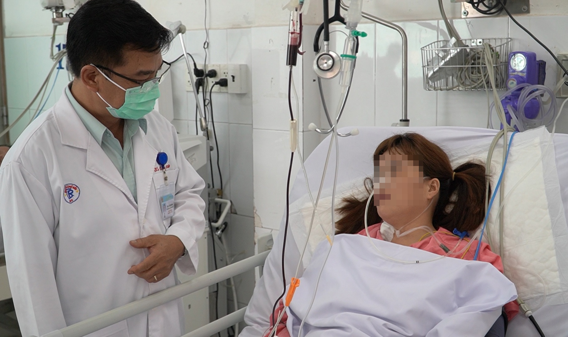 Nguoi phu nu o Dak Nong nguy kich sau khi bi ran ho chua can vao lung hinh anh