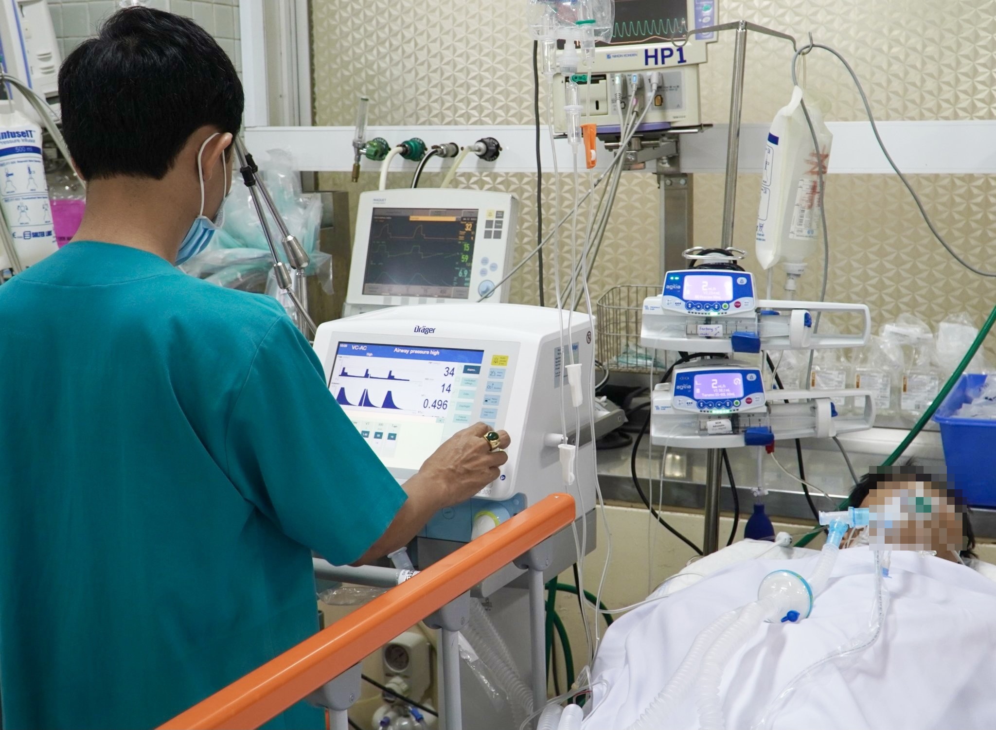 bệnh nhân bị lưỡi dao đâm xuyên ngực ảnh 1 benh nhan bi luoi dao dam xuyen nguc anh 1