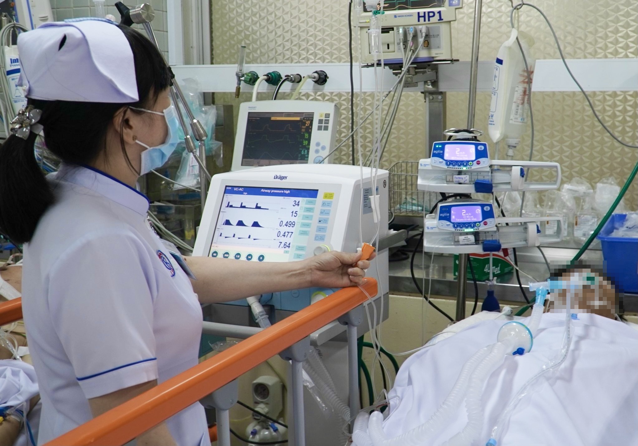 Nam thanh nien nhap vien voi luoi dao dam xuyen nguc hinh anh