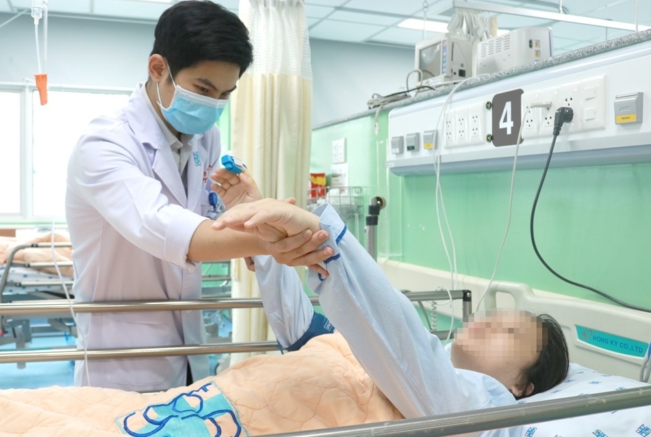 San phu 30 tuoi bi dot quy hinh anh