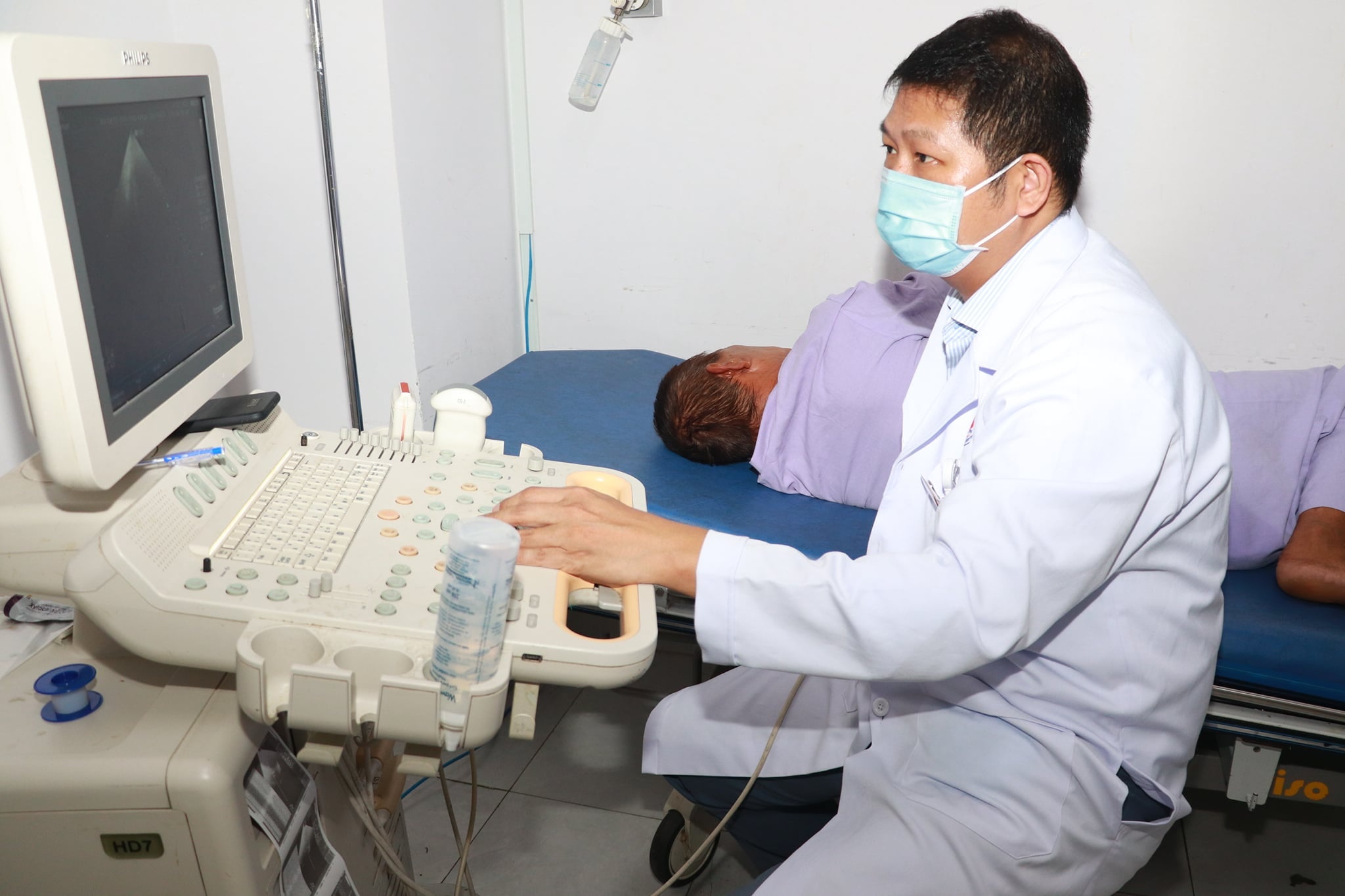 benh nhan nguoi Indonesia bi nhoi mau co tim anh 1