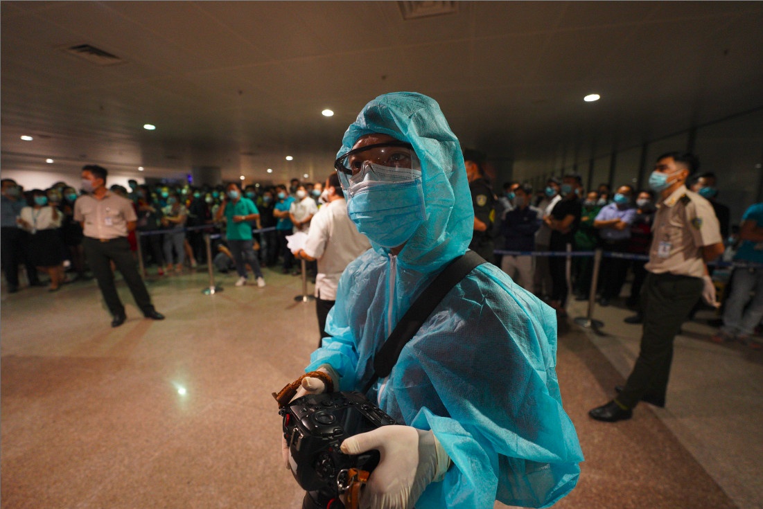 TP.HCM tiem vaccine cho phong vien tham gia phong, chong dich Covid-19 hinh anh