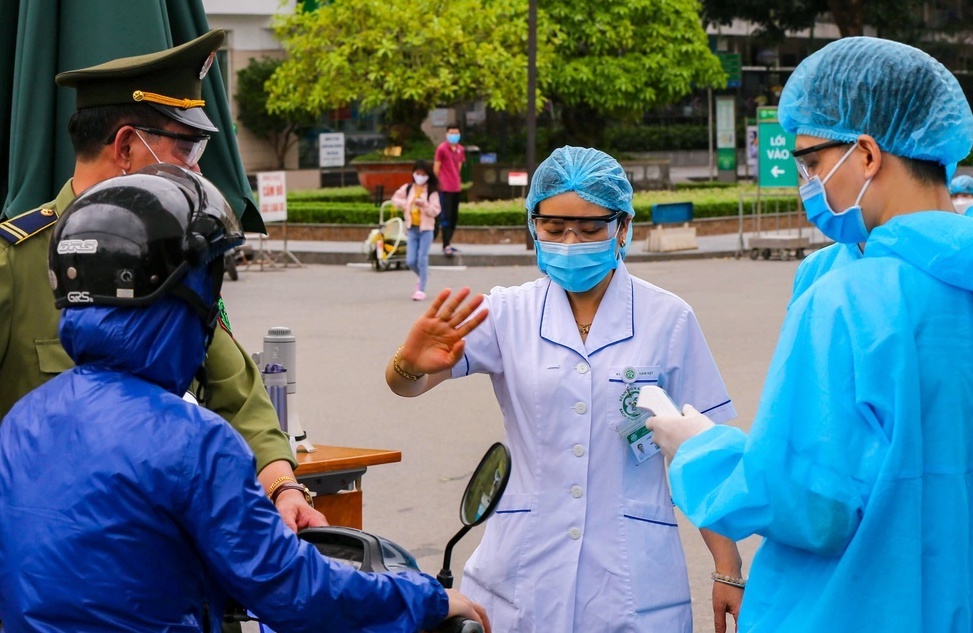 221 nhan vien nghi viec, Giam doc BV Bach Mai bao cao gi voi Bo Y te? hinh anh