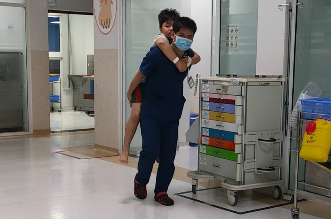 be trai bi can luc can anh 1