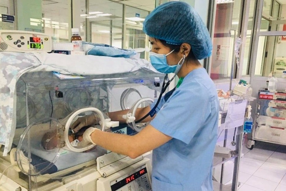 Bé sơ sinh bị nhiễm trùng huyết do nặn mụn nhọt ảnh 1 Be so sinh bi nhiem trung huyet do nan mun nhot anh 1