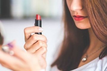 Moi chay mu sau khi dung son gia 17.000 dong hinh anh