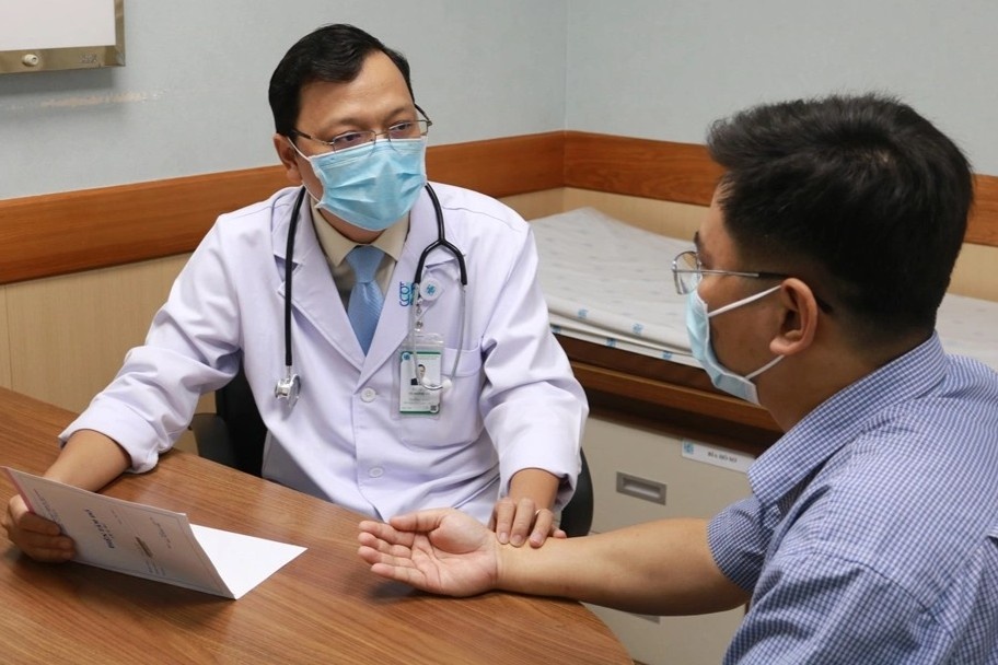 Nguoi dan ong 35 tuoi bi nhoi mau co tim hinh anh