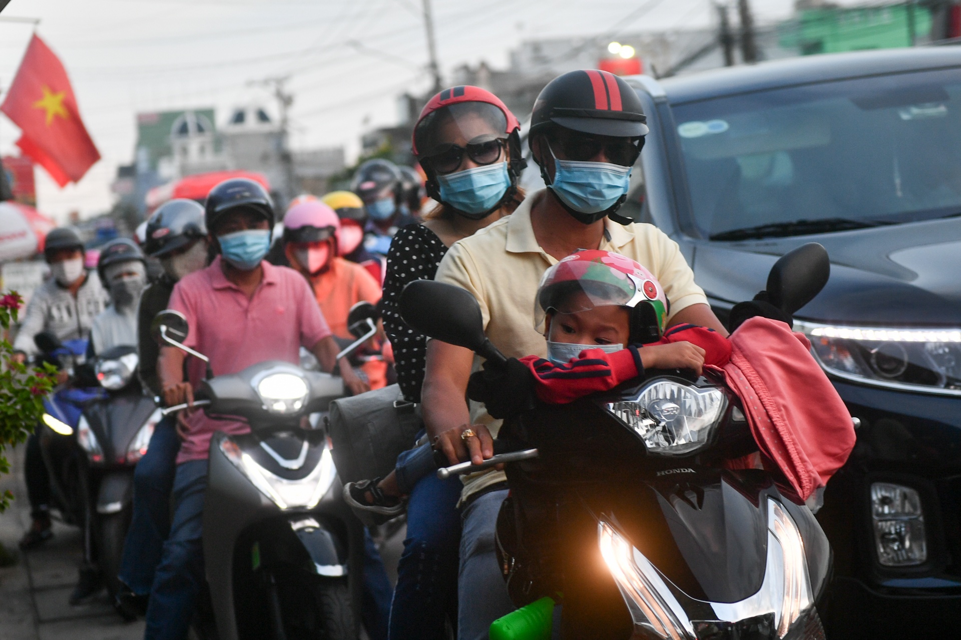 TP.HCM va Ha Noi doi mat nguy co bung dich Covid-19 sau ky nghi le hinh anh