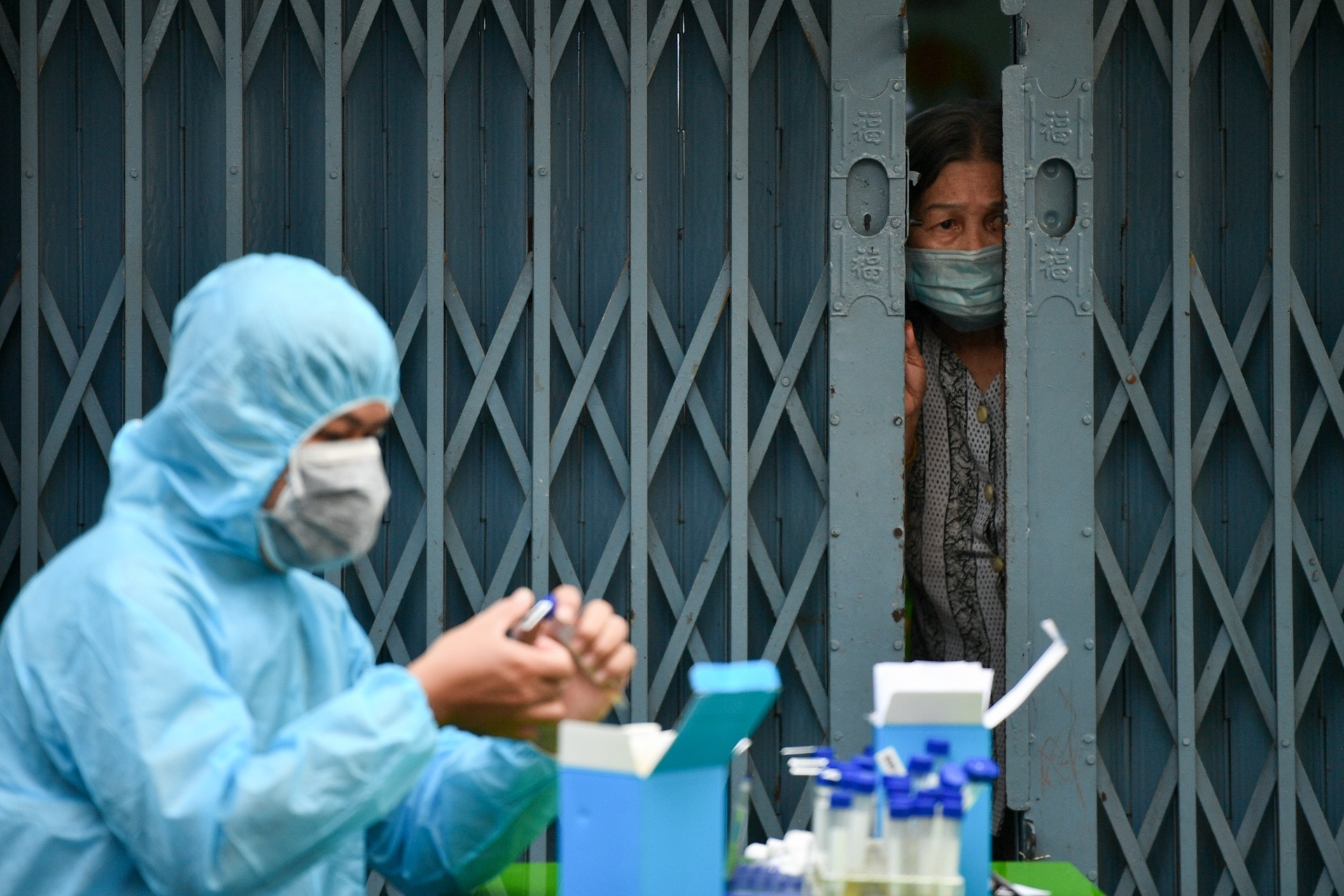 Nguoi trong khu phong toa tai TP.HCM co duoc tiem vaccine Covid-19? hinh anh