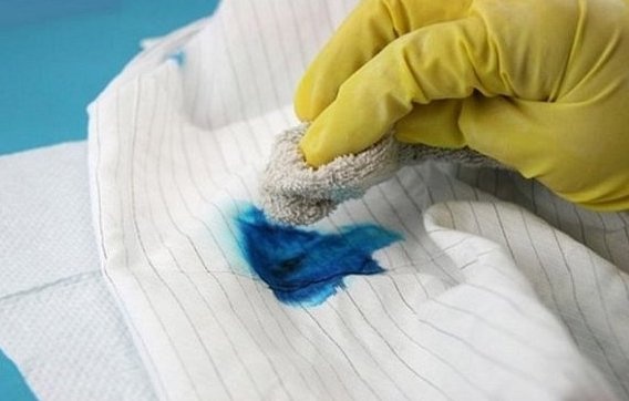 Be trai uong nham dung dich tay muc in hinh anh