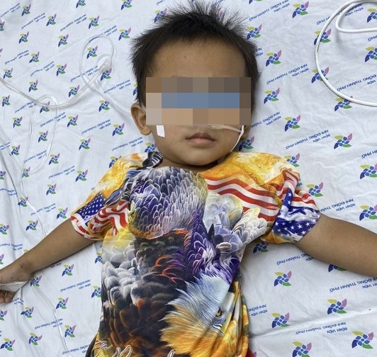 Be trai uong nham nuoc tay muc in anh 1