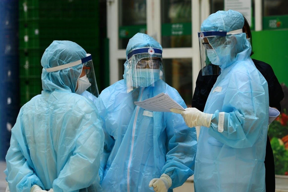 Hai kho khan trong viec kiem soat dich Covid-19 Viet Nam dang doi mat hinh anh