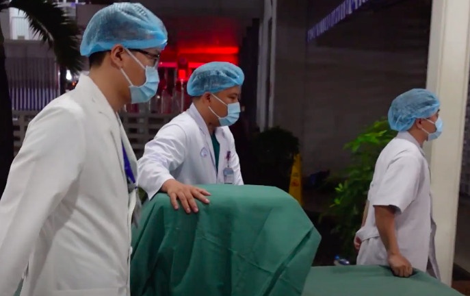 Vo hien tang chong de cuu nguoi hinh anh