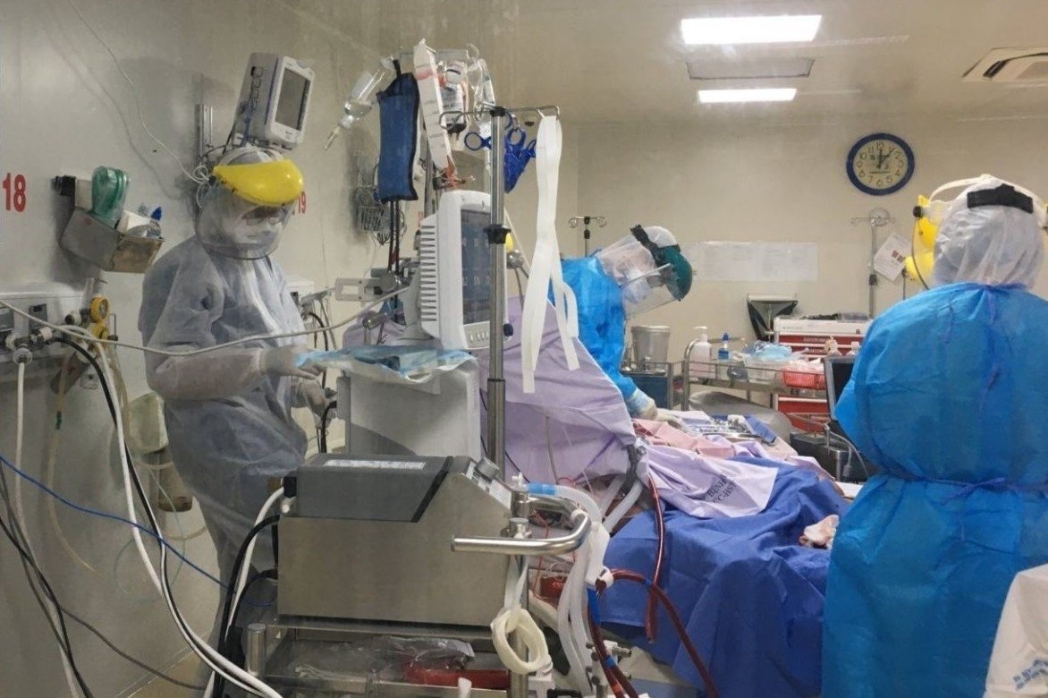 17 benh nhan Covid-19 o TP.HCM duoc tho may hinh anh