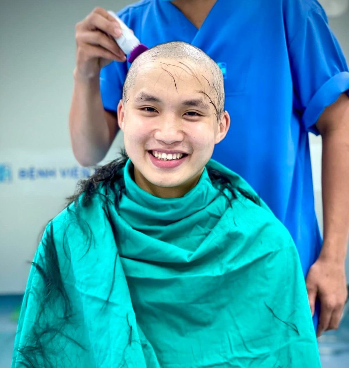 bác sĩ cạo trọc đầu trước khi vào tâm dịch ảnh 2 bac si cao troc dau truoc khi vao tam dich anh 2