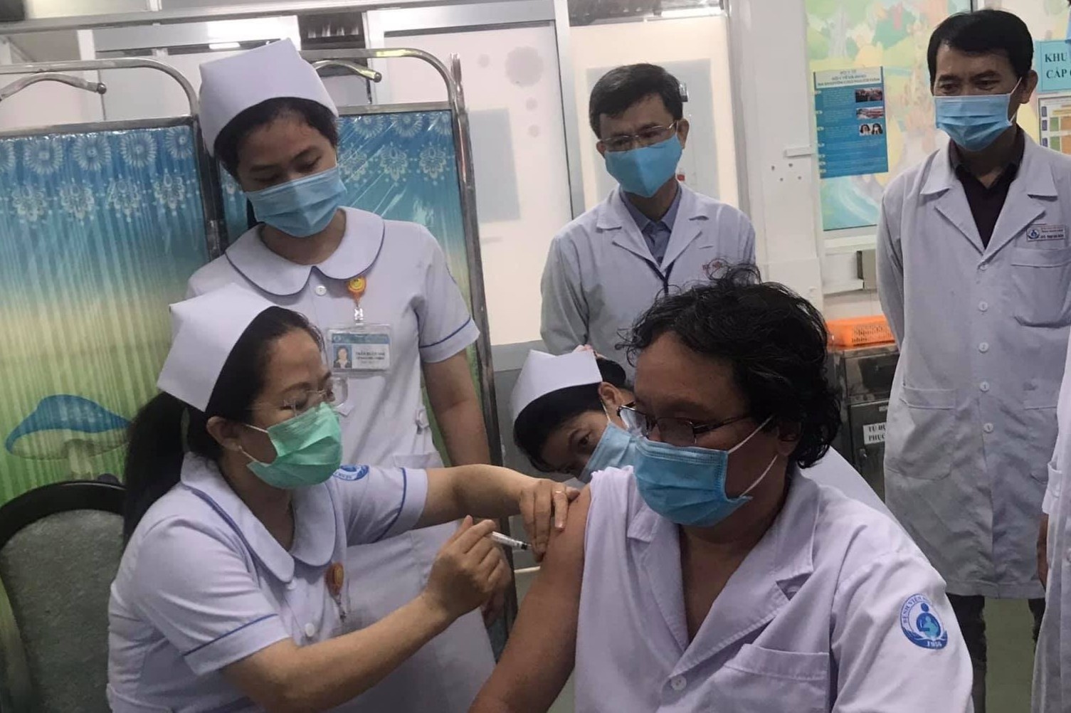 'Toi tiem vaccine Covid-19 du ban than co benh nen va di ung' hinh anh